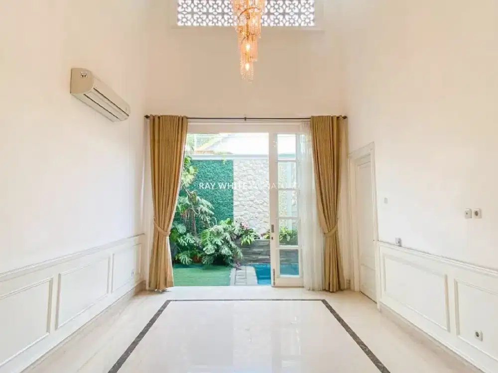 Disewakan Rumah Mewah dengan Kolam Renang di Tebet