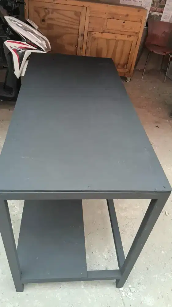 Dijual meja terbuat dari besi