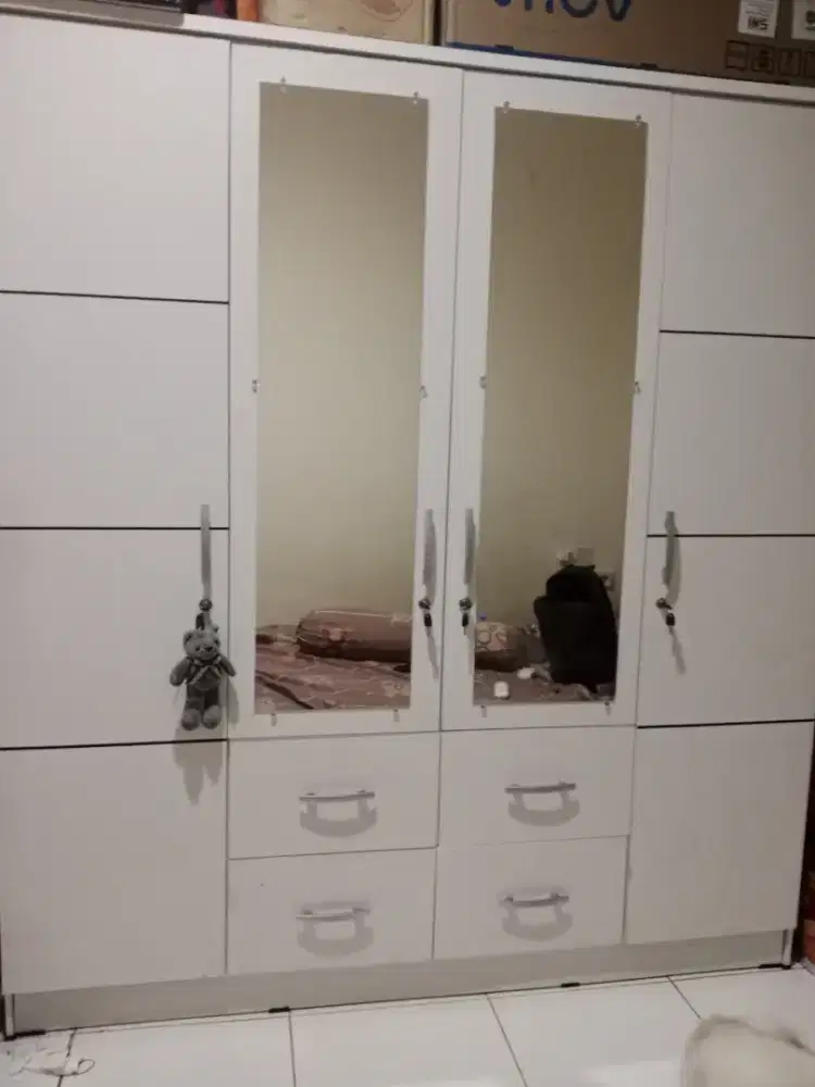 Lemari pakaian 4 pintu