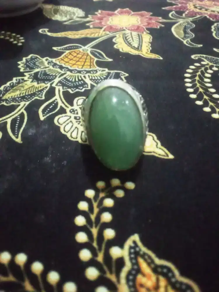 Cincin batu giok asli