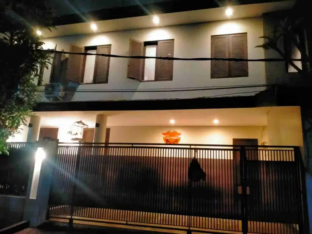 Vintage House Dalam Komplek Elit