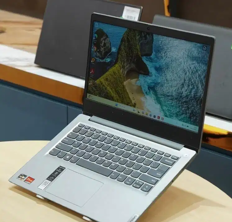 LAPTOP LENOVO IDEAPAD SLIM 3 SSD 512GB  RAM 8 GB