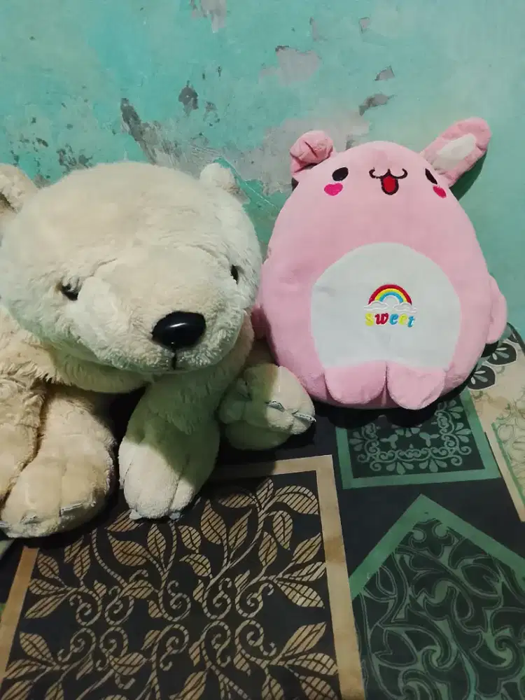 Boneka beruang dan boneka pink