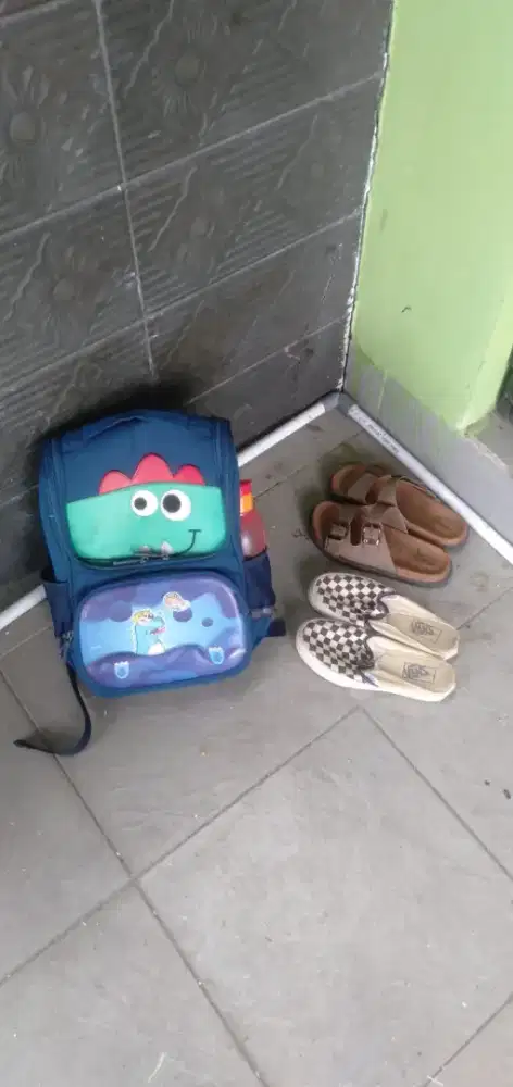 Di jual  barang kesenangan  sendal karet no 41 dan sepatu no 36,5