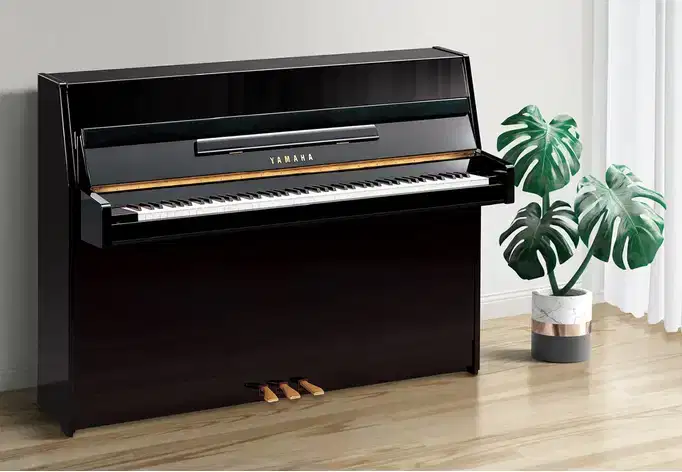Piano Yamaha JU109PE (Polished Ebony)