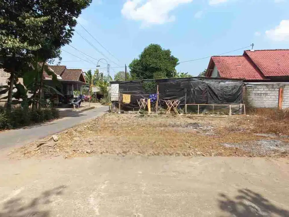 Pekarangan akses aspal area Seyegan