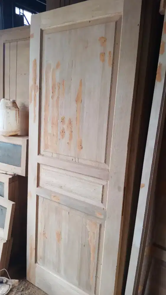 Membeli barang bekas elektronik dan kayu pintu bekas