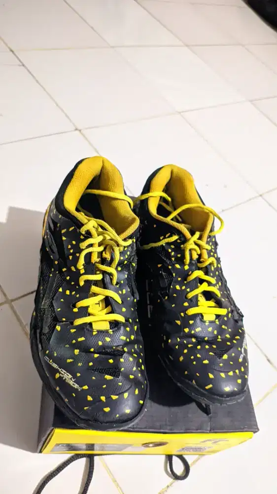 SEPATU BADMINTON FELET GALAXY BOOST SIZE 42 LAYAK PAKAI (SUDAH DI SOL)