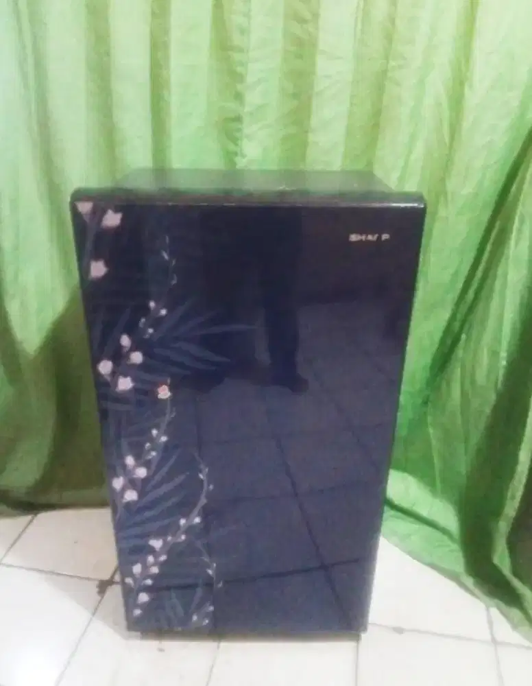 Kulkas minibar ukuran tanggung merk SHARP