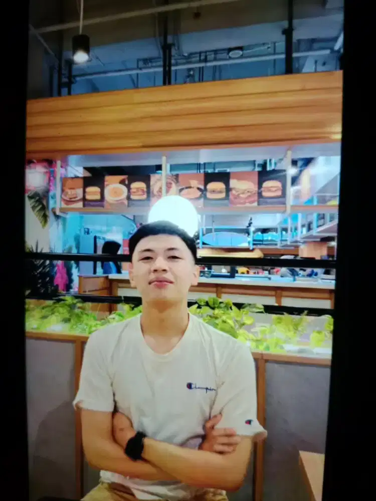 Karyawati restoran di mall alam sutera