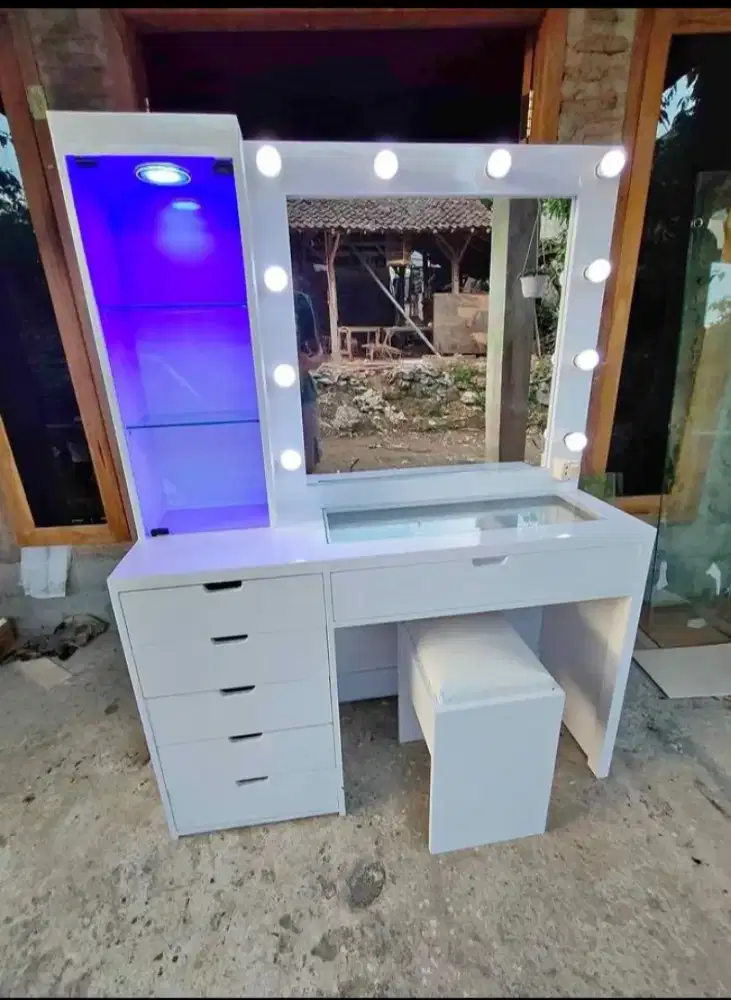 Meja rias  terbaru