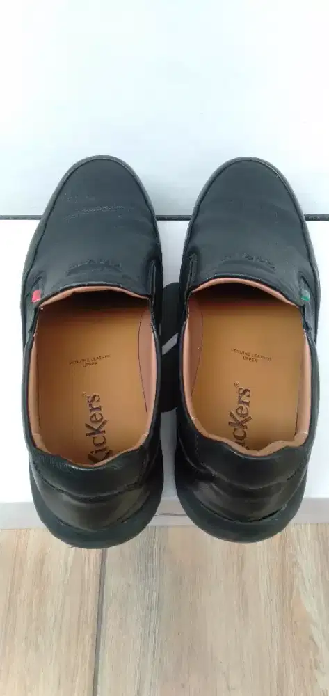 Sepatu hitam Kickers