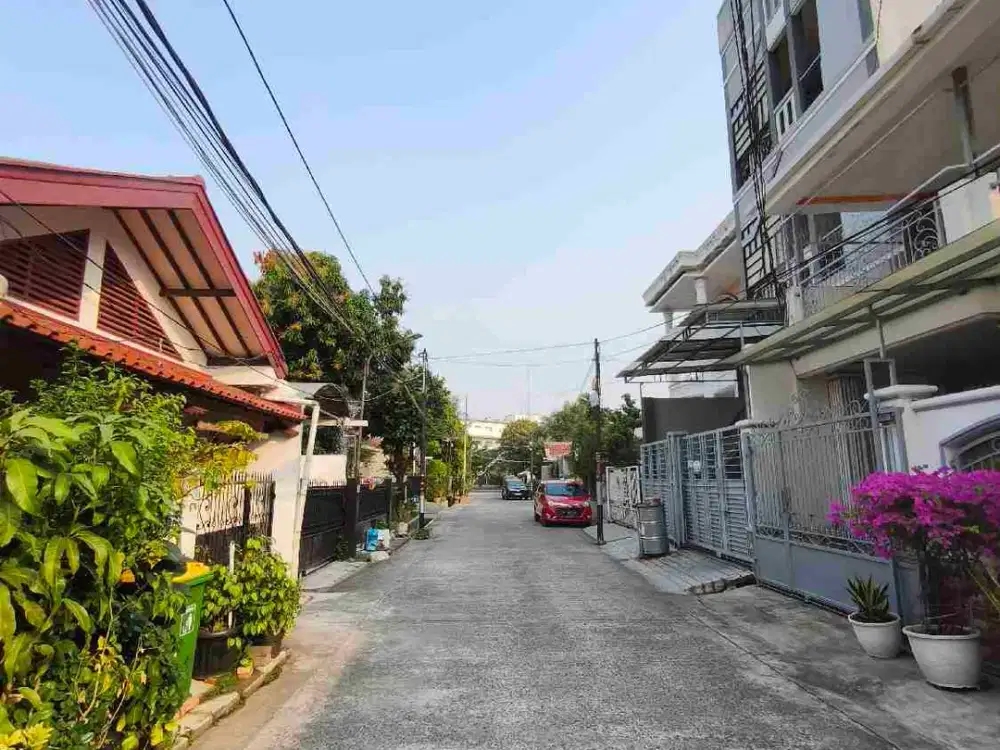 Dijual NJOP Rumah Tua di Komplek Angkasa Pura-Kemayoran, 350m jalan ke Sekolah Gandhi, Cocok bangun Kost, Jalan Lebar.