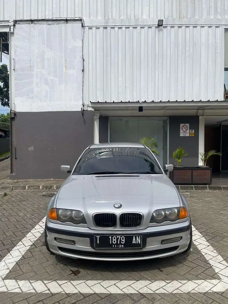 BMW 318i 2001 Bensin