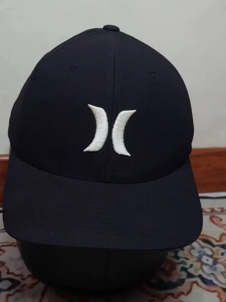 HURLEY Flexfit Cap by Yupoong – Black Embroidered Icon Logo Fitted Hat
