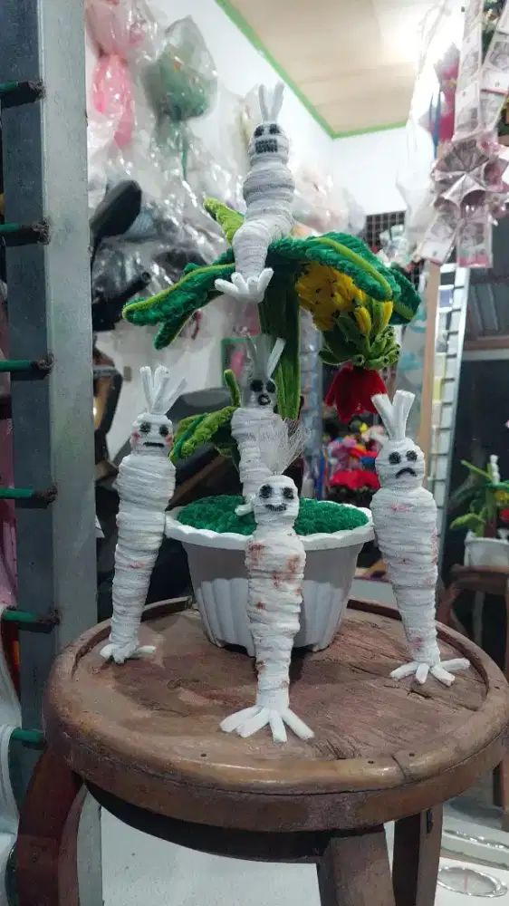 Pohon pisang, monyet, siput, pocong dari kawat bulu
