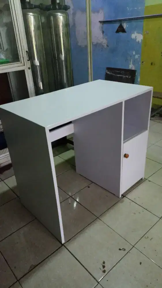 Meja kecil plus lemari