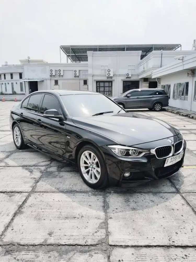 BMW 320i F30 Sport Automatic 2017 Hitam (Tdp 125jt)