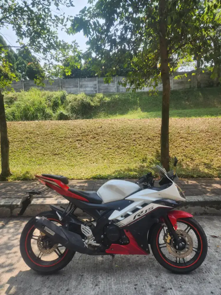 YAMAHA R15 V2 LIKE NEW LOW KM