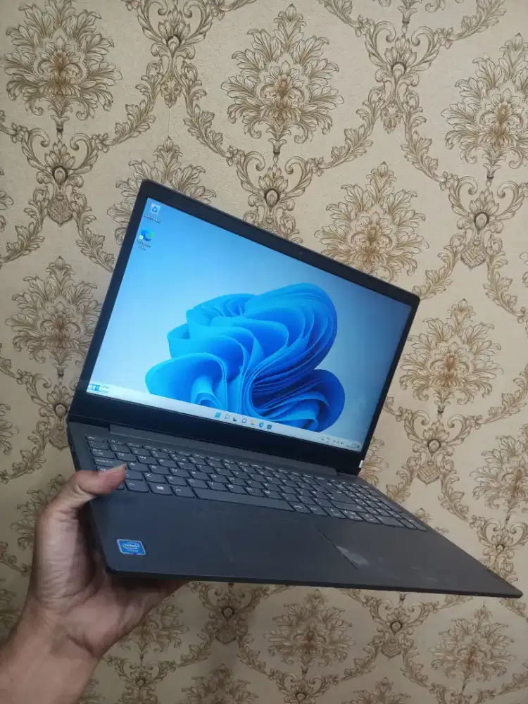 Lactop Lenovo V15-IGL ram 4 SSD 128 normal semua nya unit charger