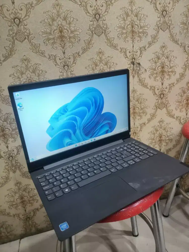 Lactop Lenovo V15-IGL ram 4 SSD 128 normal semua nya unit charger