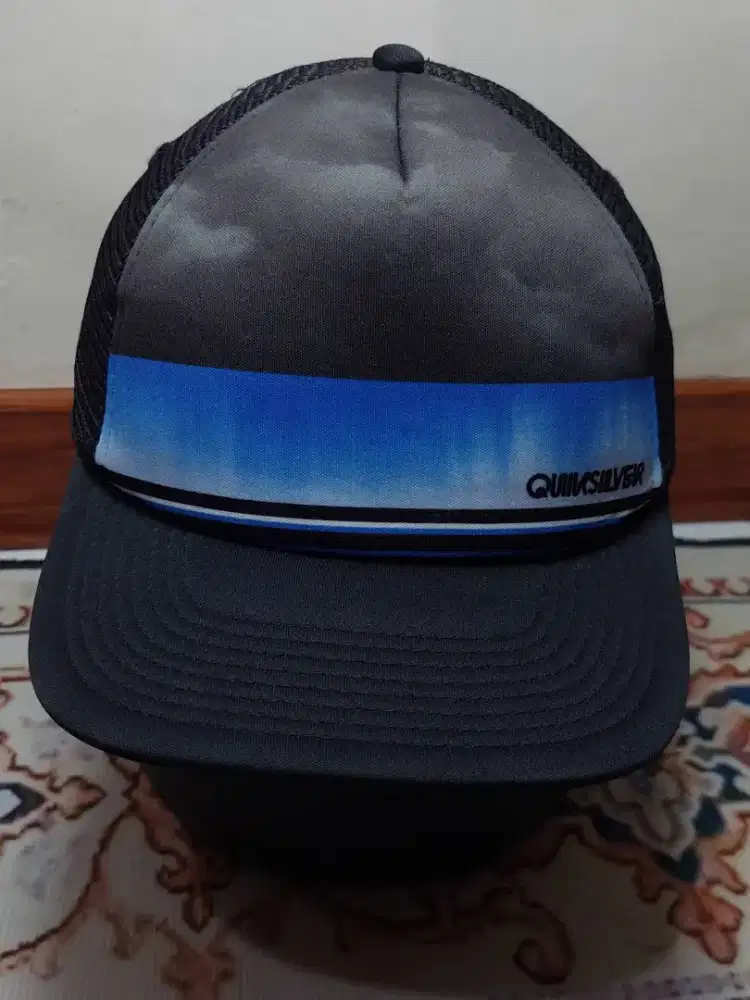 QUIKSILVER Official Trucker Snapback Cap–Black & Blue Gradient Stripe