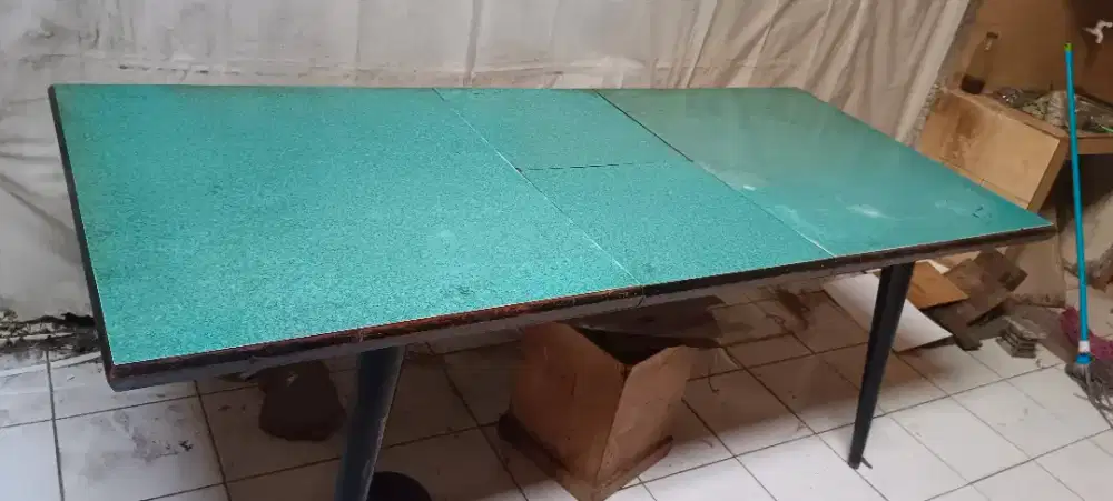 Meja makan kayu minimalis