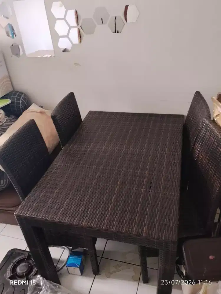 satu meja makan satu set