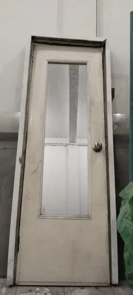 Pintu kamar mandi