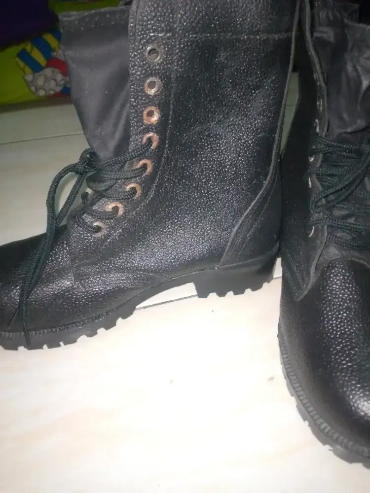 sepatu ukiran 42