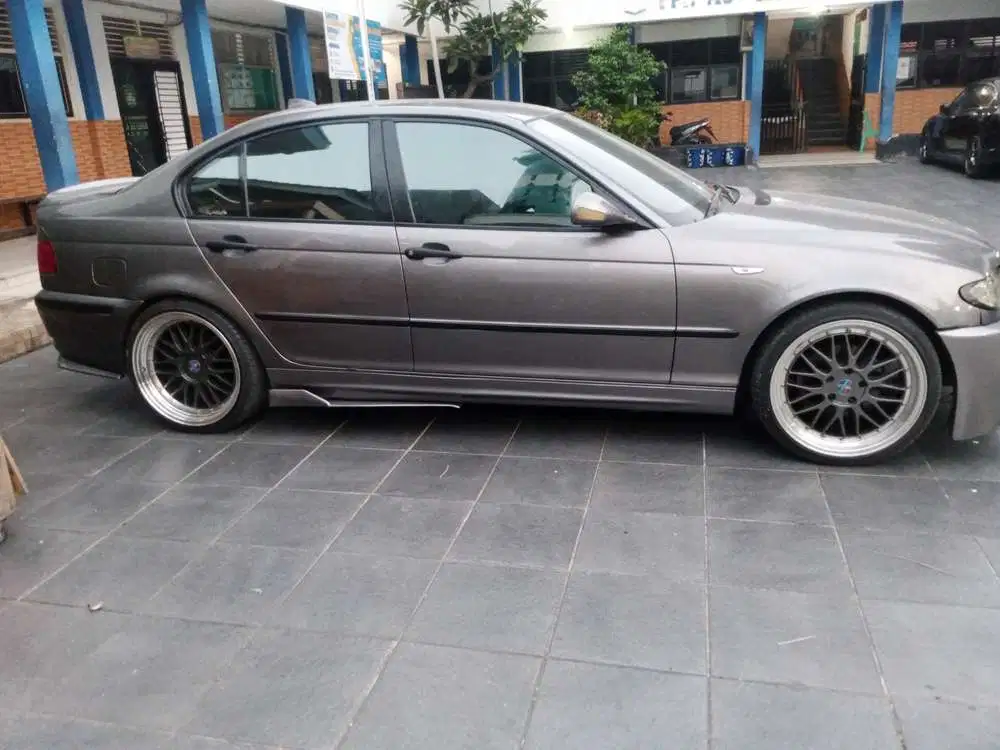 BMW 318i 2002 Bensin
