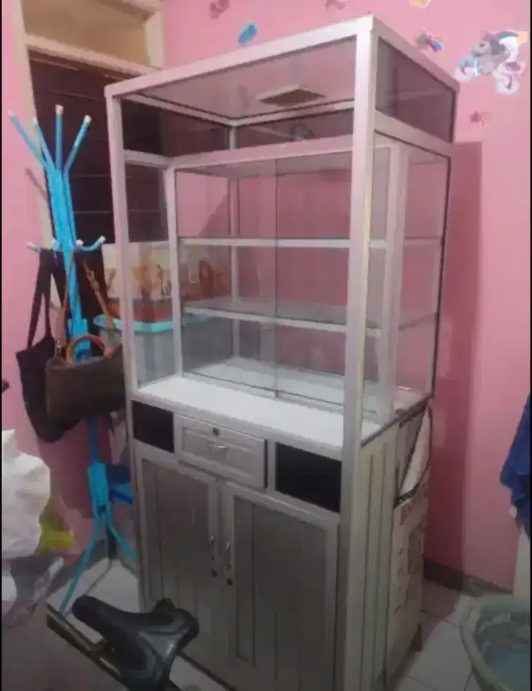 Dijual cepat lemari alumunium cocok buat usaha atau buat di dapur