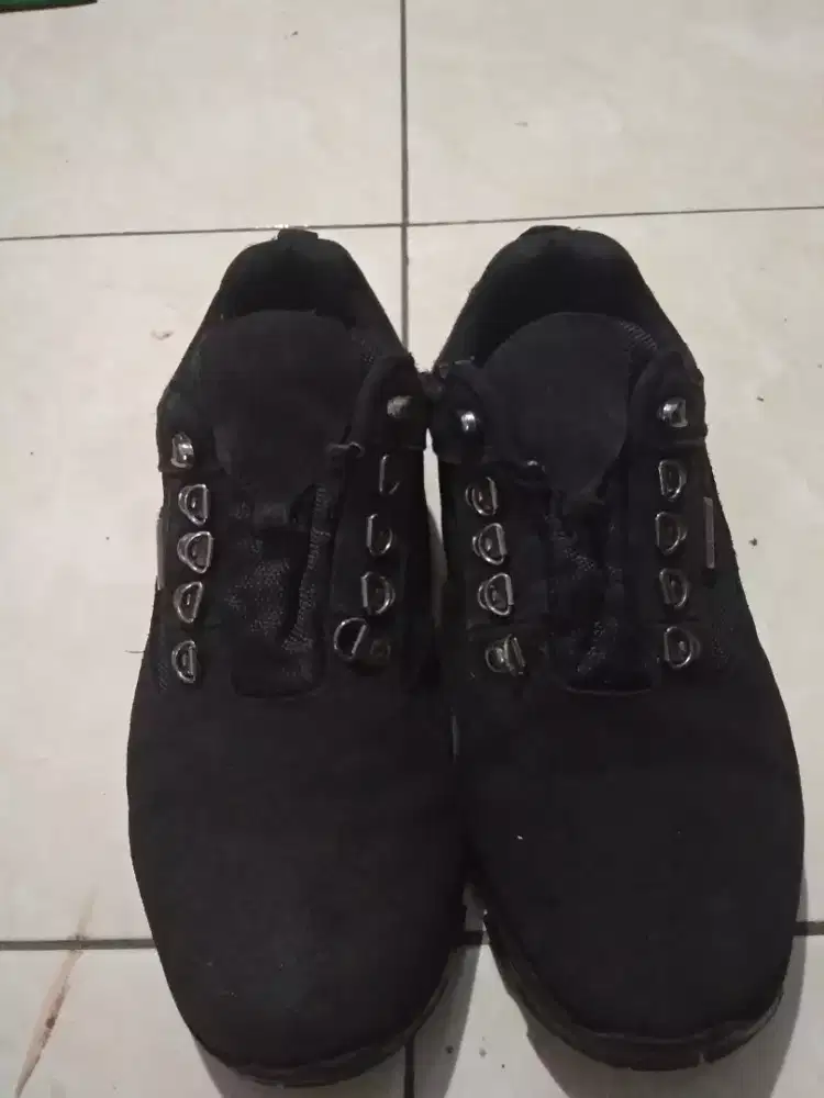 Sepatu pria safety