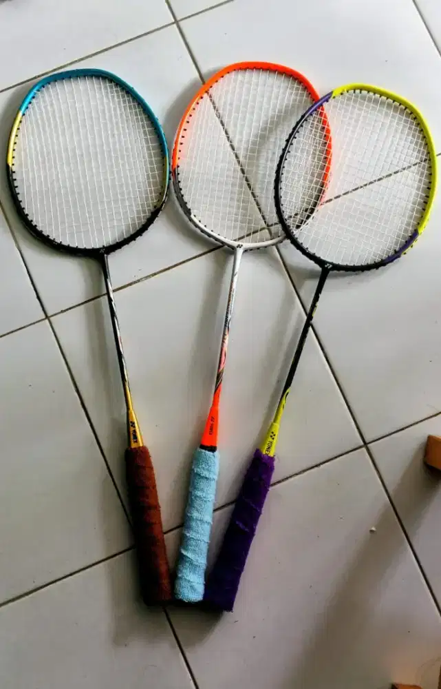 Raket badminton siap pakai