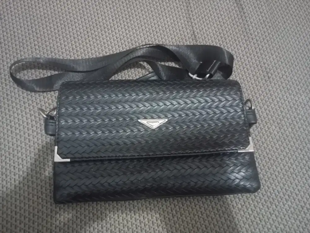 TAS SELEMPANG WANITA HITAM MOTIF ANYAMAN