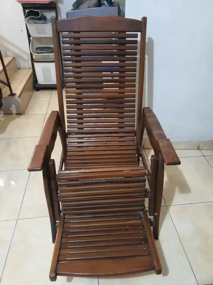 Kursi malas bahan kayu siap pakai masih ok