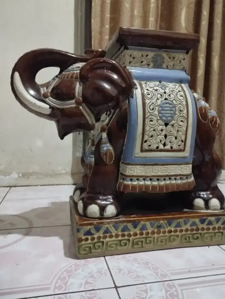 Keramik duduk bentuk gajah