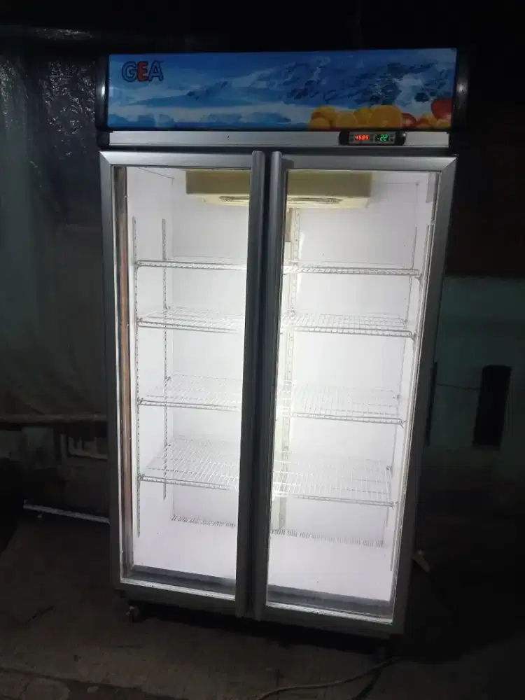Showcase merek Gea kapasitas 1000 liter