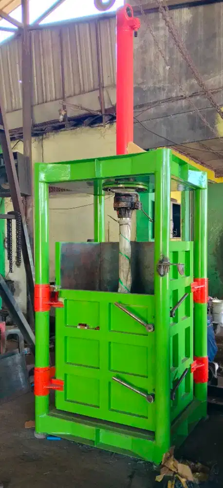 Mesin pres kardus. Balpres. Pres plastik