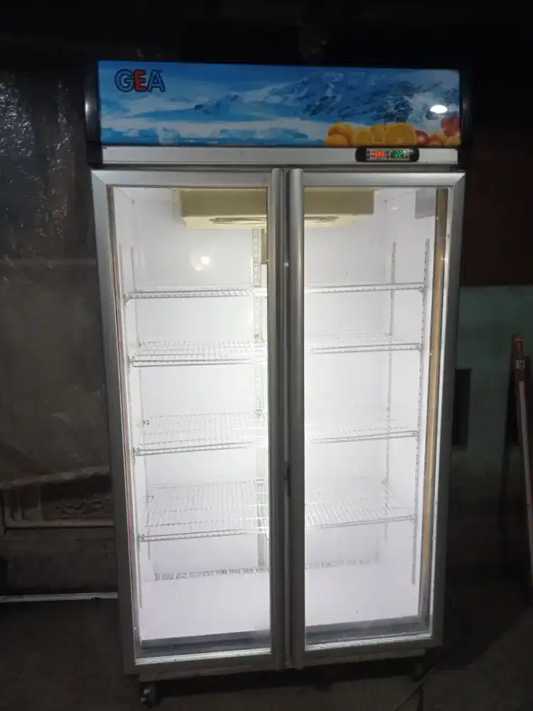 Showcase 2 pintu merek Gea kapasitas 1000 liter