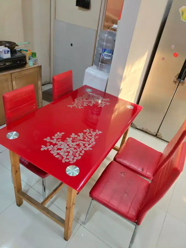 Meja makan  dan kursi satu set
