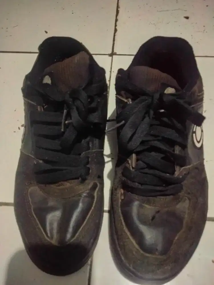 Sepatu CIRCA hitam putih
