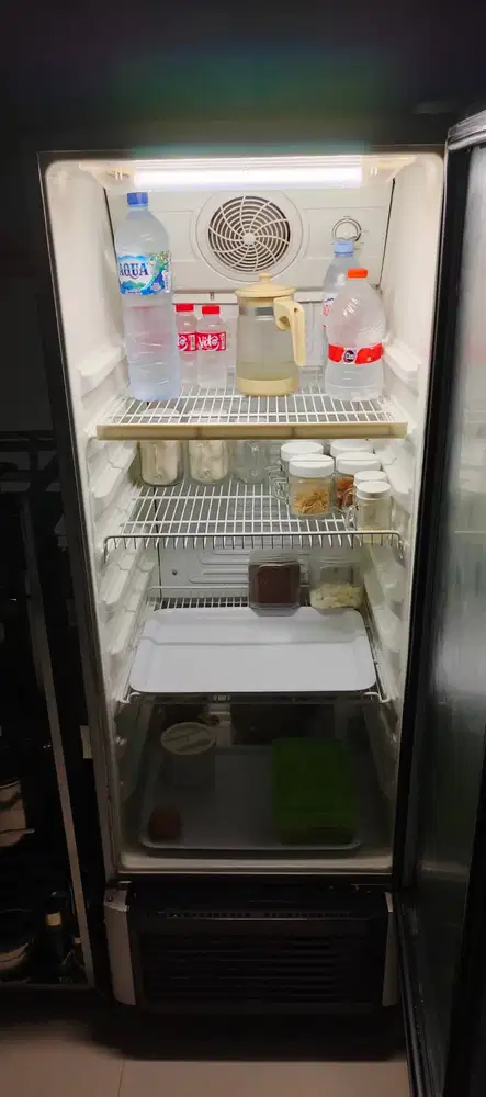 Kulkas Showcase Minuman Polytron