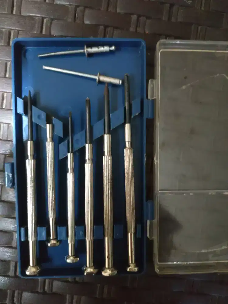 Screw driver untuk perhiasan