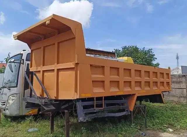 MURAH Dump tronton Mitsubishi Fuso 6x4 Isuzu giga dumptruck 10rd