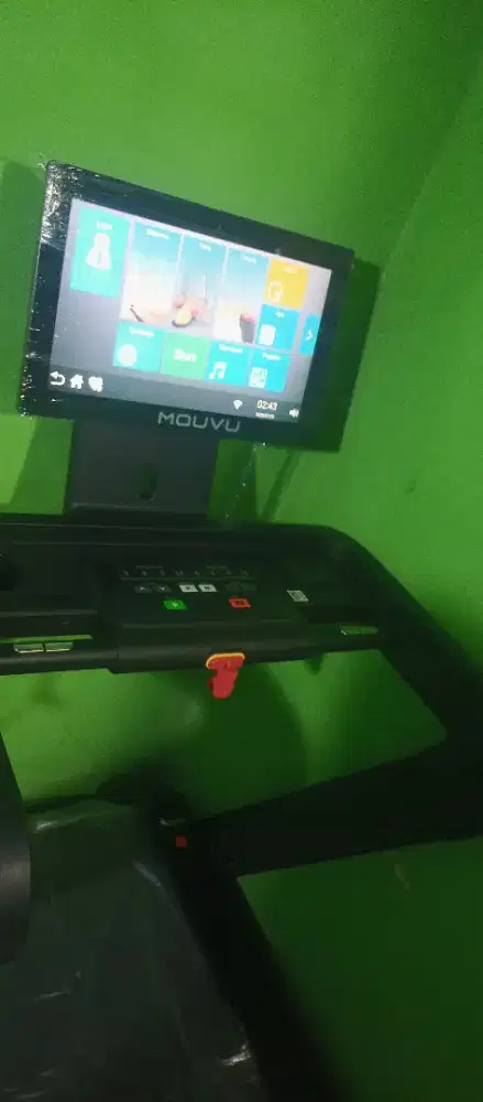Treadmill comersil bekas mulus bersih terawat layar  touchscreen