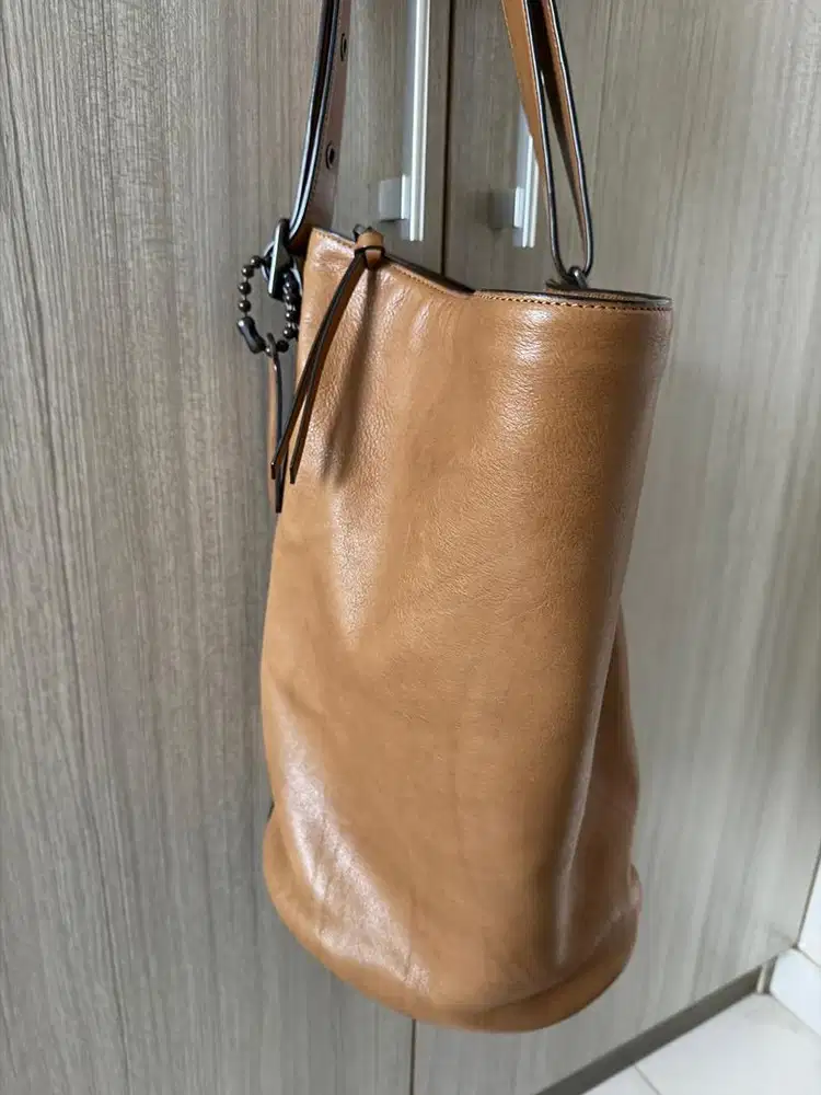 Tas coach coklat muda