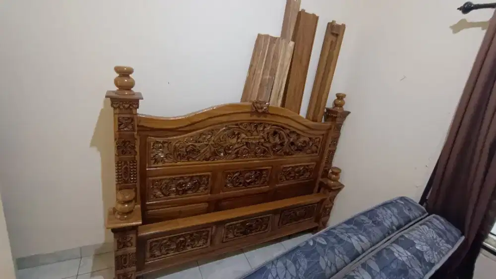 Dipan kayu Jati