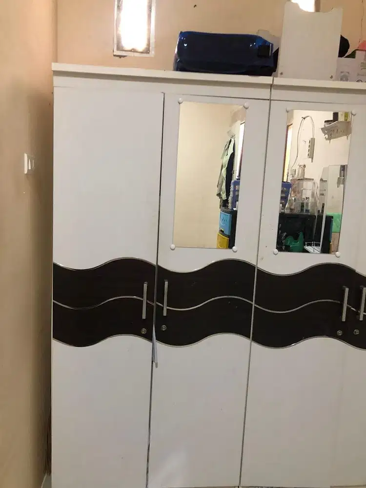 Lemari baju kayu