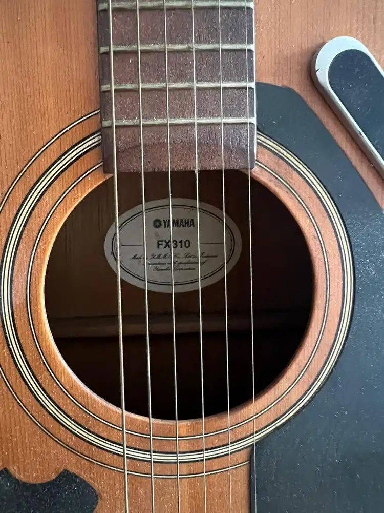 Gitar YAMAHA FX-310 plus accesories (stand gitar, capo, kabel audio)